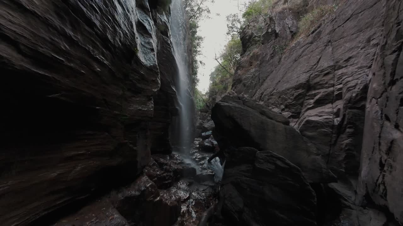 Fordyp deg i den smale canyonen ved elven Sao Miguel, og utforsk Kenios Raizama-fossene i Chapada dos Veadeiros nasjonalpark i Brasil
