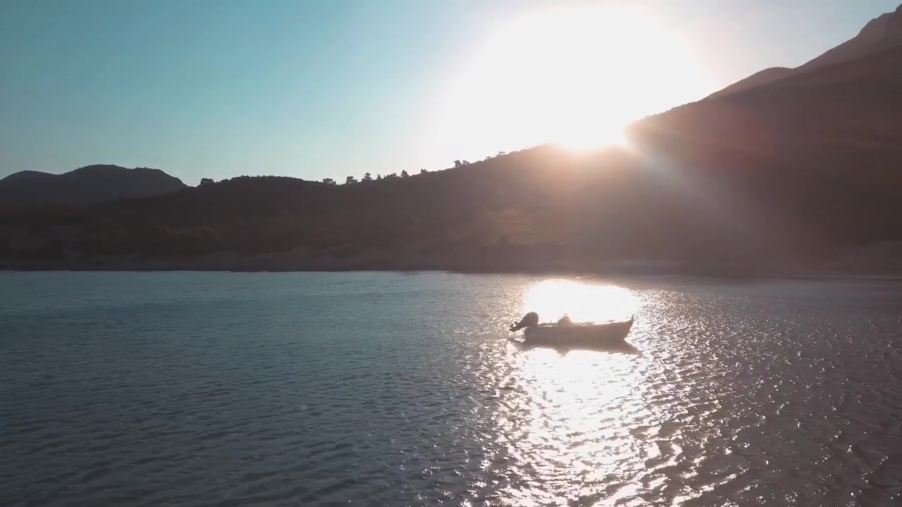Barca adagiata sulla spiaggia durante l'ora d'oro di Samo, Grecia. Vista tramite un drone.