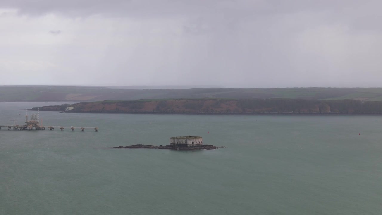 Geïsoleerd zicht op het oriëntatiepunt Stack Rock Fort in de Milford Haven Waterweg, Pembrokeshire, Wales, Verenigd Koninkrijk.