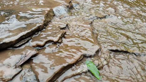 Agua-Que-Fluye-De-Un-Arroyo-De-Agua-De-Manantial-De-Montaña-Que-Corre-Por-Enormes-Losas-De-Piedra-Arenisca-De-Roca-Con-Musgo-Verde,-Agua-Potable-Cristalina,-Meditación-Tranquila-Y-Pacífica-En-Cámara-Lenta