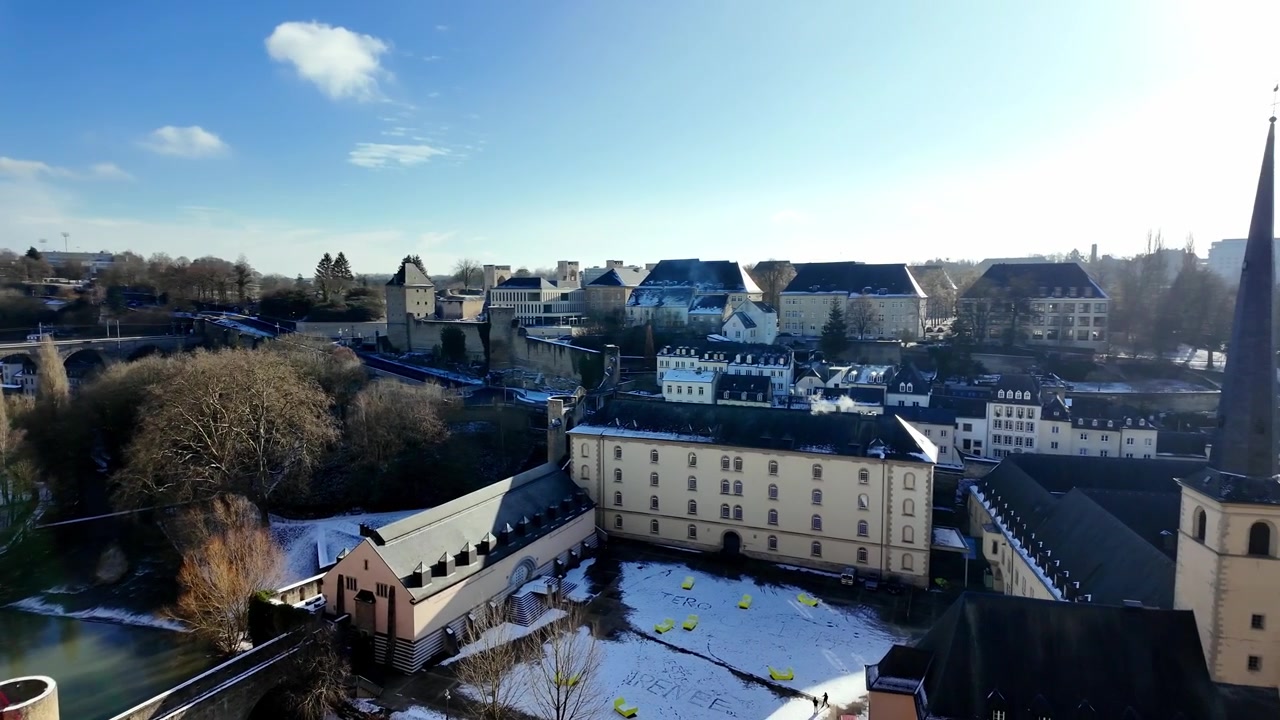 Parques e jardins verdejantes exuberantes aninhados na zona histórica de Luxemburgo. Veja a beleza natural e a tranquilidade desses oásis urbanos, contrastando a vegetação vibrante com as antigas estruturas de pedra.