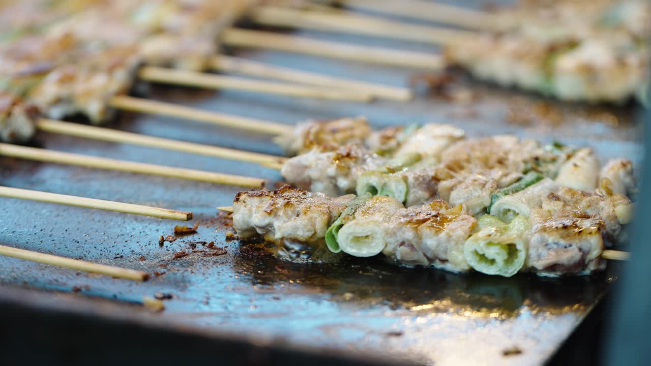 일본 여름 축제 에서 음식 가게 에서 요리 하는 고기 와 채소 스피어