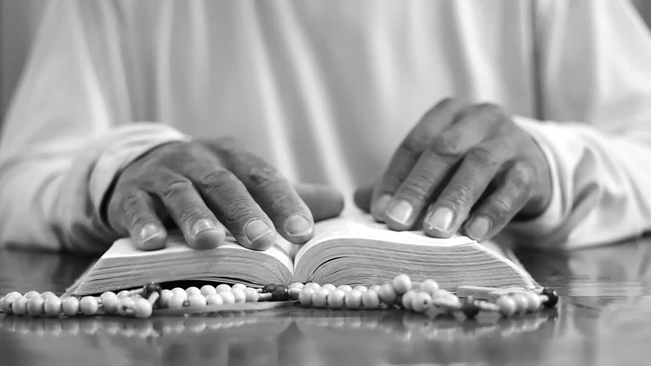 성경 위에 기도하는 손 스톡 비디오 스톡 영상