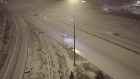 Los-Coches-De-Policía-Bloquean-La-Carretera-En-Toronto-En-Un-Accidente-Debido-A-Las-Fuertes-Nevadas