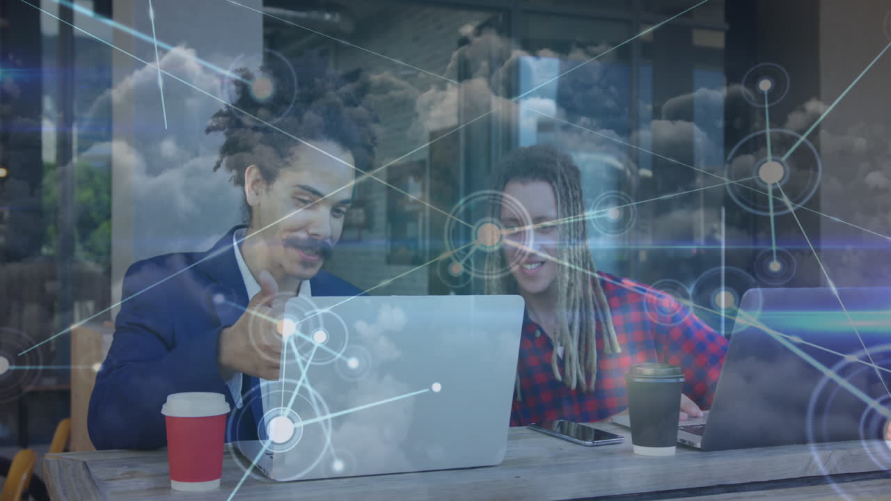 animación de la red de conexiones con iconos sobre hombres usando computadora portátil