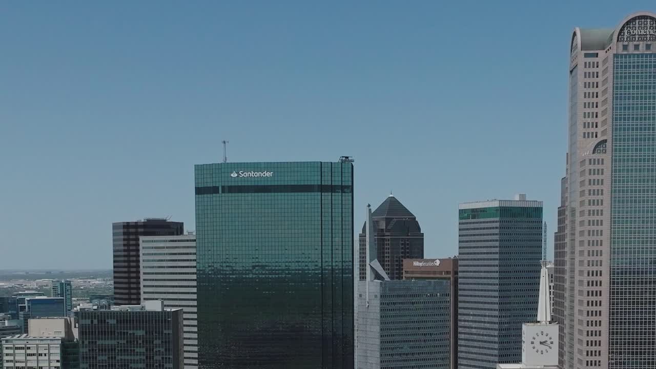 Vista dei grattacieli del centro di Dallas con cielo azzurro limpido