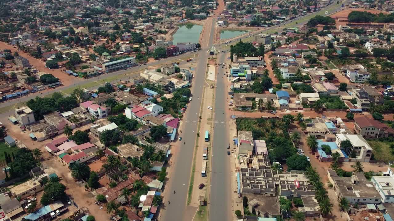 Vista aerea cinematografica del traffico stradale di una città africana, Lomé, Africa Occidentale