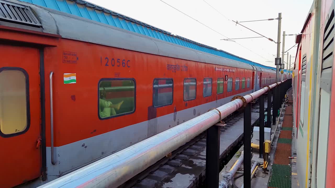 Treno passeggeri in corsa sui binari che si incrociano da direzioni opposte al mattino, il video è stato girato alla stazione ferroviaria di Nuova Delhi il 04 agosto 2022