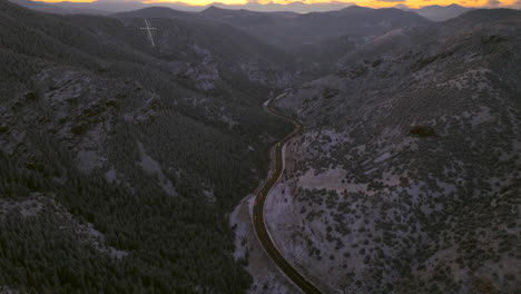 Colorado,-Weihnachten,-Erster-Schnee,-Gefrostet,-Mount-Lindo-Memorial,-Goldener-Sonnenuntergang,-Christlich,-Katholisch,-Jesus,-Kreuz,-Hoffnung-Und-Glaube,-285-Highway,-Morrison,-Nadelbaum,-Immergrüne,-Filmische-Drohne-Aus-Der-Luft,-Schwenk-Nach-Vorne