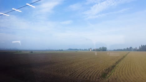 Punto-De-Vista-Del-Pasajero-Mirando-El-Campo-Italiano-A-Través-De-La-Ventana-Del-Tren