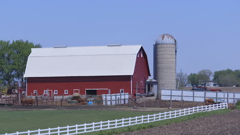 un fienile rosso e un silo in una fattoria nell'iowa rurale, usa