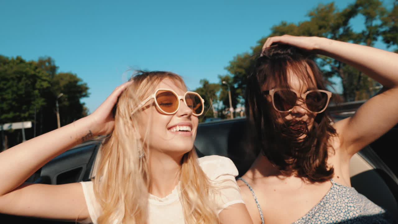 두 명의 행복한 친구들이 여름 여행을 즐기고 있습니다.