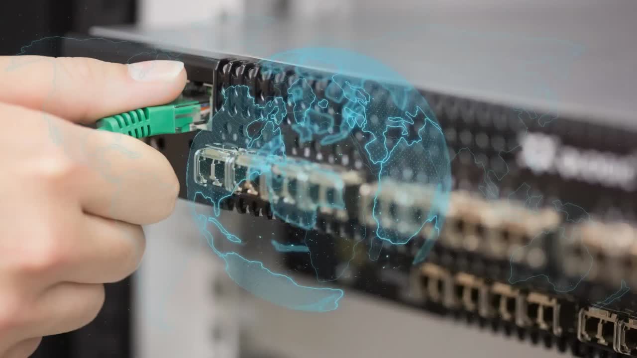 animación del globo sobre un trabajador caucásico inspeccionando la sala del servidor