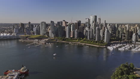 El-Dron-Aéreo-V83-De-Vancouver-BC-Canadá-Captura-Un-Avión-Anfibio-Cruzando-El-Puerto-Y-Un-Aterrizaje-épico-En-El-Agua-Frente-Al-Paisaje-Urbano-Del-Centro-De-La-Costa---Filmado-Con-Mavic-3-Pro-Cine---Julio-De-2023