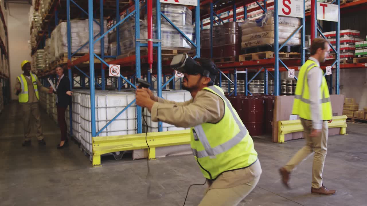 trabajador de almacén masculino usando auriculares vr y controlador en la bahía de carga 4k