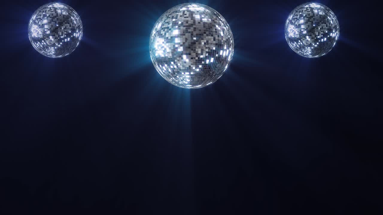 Sfere da discoteca a specchi, sfondo con luci da discoteca, sfere da discoteca che irradiano fasci di luce.