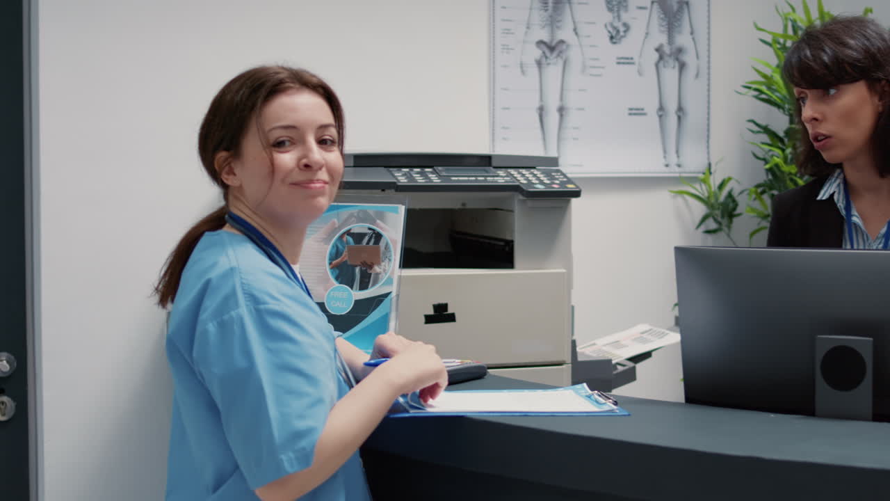 área de recepción del hospital con personal