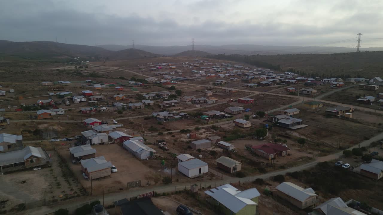 칠레 의 대도시 지역 에 있는 언덕 의 경사 에 있는 나무 집 들