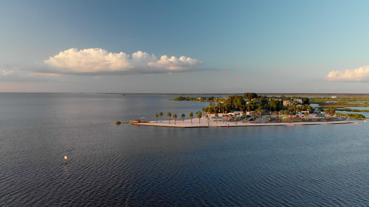 해질녘 사막 해변이 있는 공중 낮은 아크, 작은 작은 섬