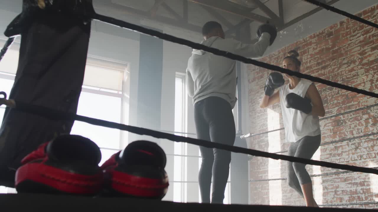 video de una mujer y un hombre en forma de boxeo en el gimnasio
