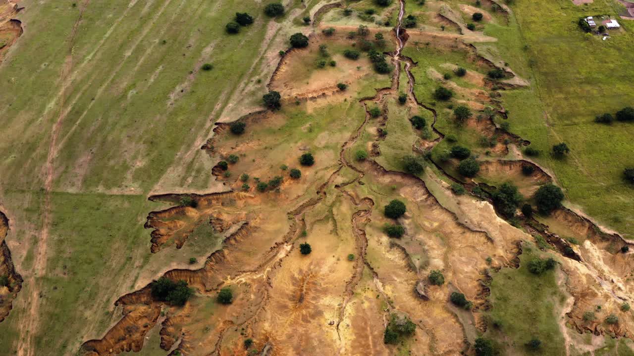vista aérea de tierras destruidas por la erosión del suelo debido a malas prácticas agrícolas. cambio climático y calentamiento global