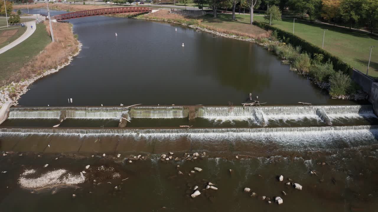 flint river en flint, michigan con drone video estable
