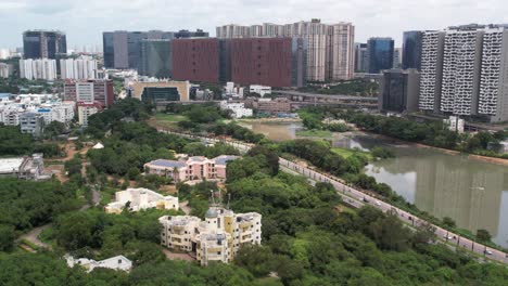 Una-Vista-Aérea-Del-Punto-Del-Lago-Khajaguda,-En-Dirección-A-Rajiv-Gandhi-Nagar,-Gachibowli-Y-La-Antigua-Carretera-De-Mumbai.-La-Carretera-Pasa-Por-Zonas-Pintorescas-Como-La-Ciudad-De-Hyderabad.