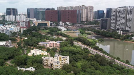 una vista aérea del punto del lago khajaguda, dirigiéndose hacia rajiv gandhi nagar, gachibowli y la vieja autopista de mumbai la autopista pasa por áreas pintorescas como la ciudad de hyderabad