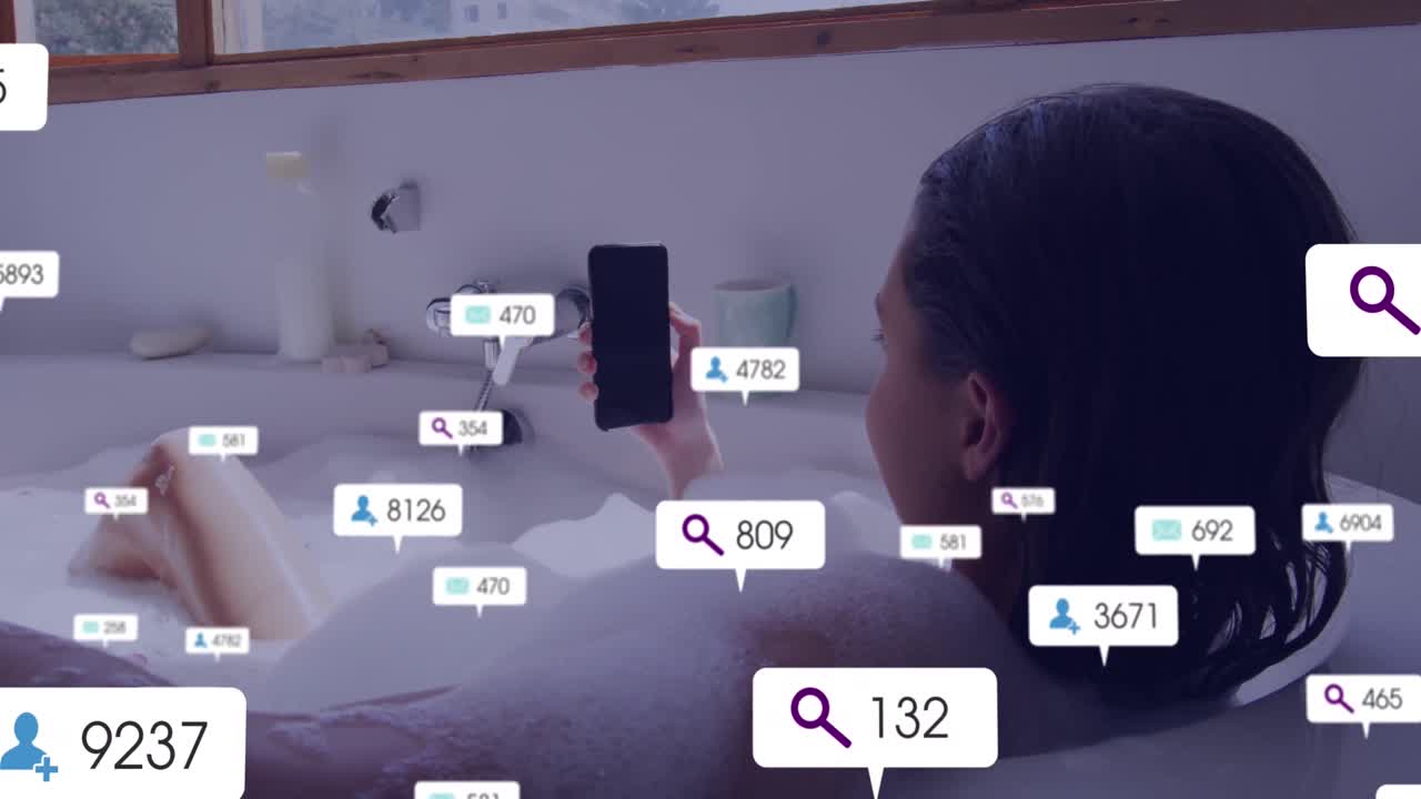 animación de barras de notificación sobre mujer caucásica sosteniendo el teléfono mientras está acostada en la bañera