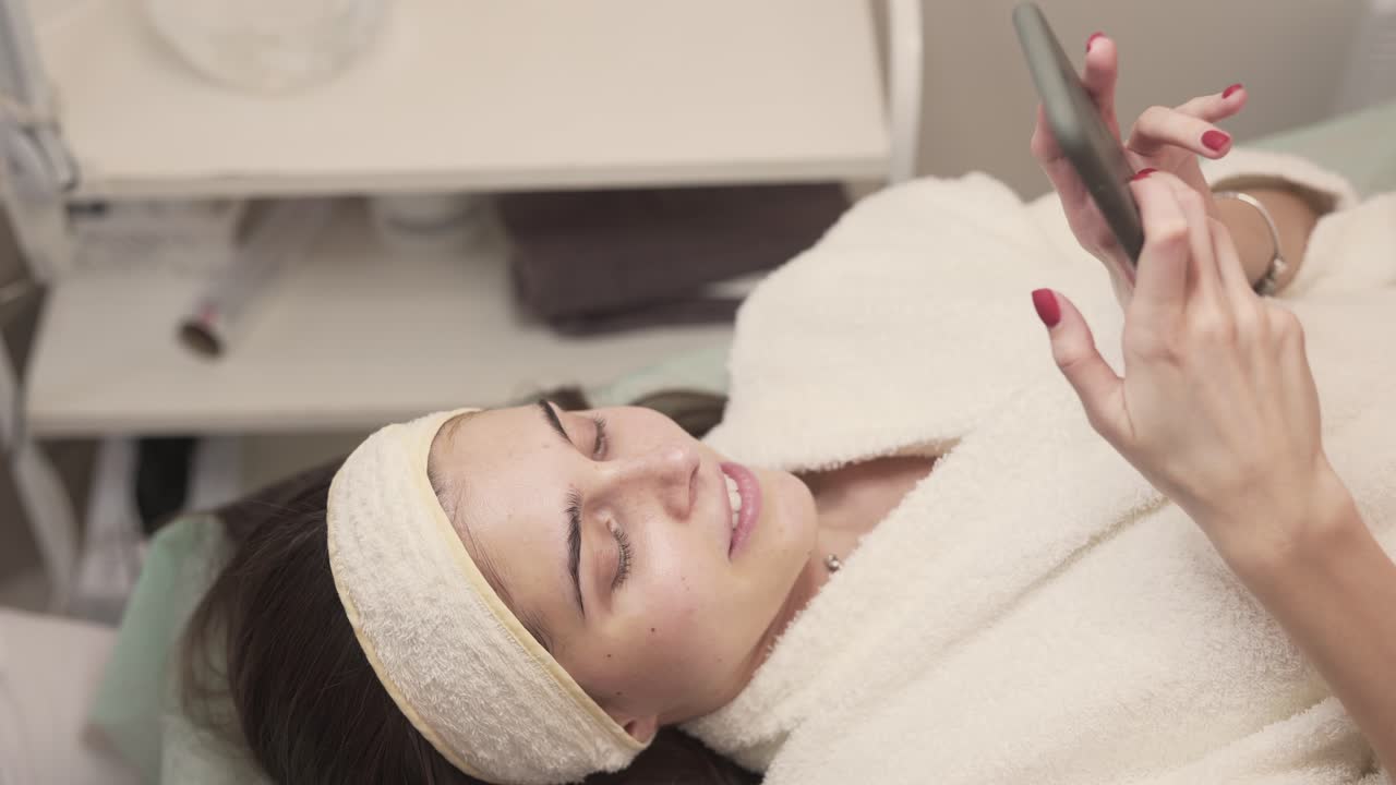 bella clienta-cliente acostada en el sofá en el hermoso salón de spa