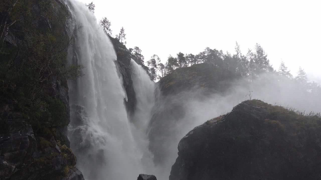 pulverización y niebla de la majestuosa cascada de hesjedalsfossen en stamnes, en el oeste de noruega