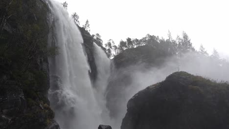 Gischt-Und-Nebel-Vom-Majestätischen-Wasserfall-Hesjedalsfossen-In-Stamnes,-Westnorwegen