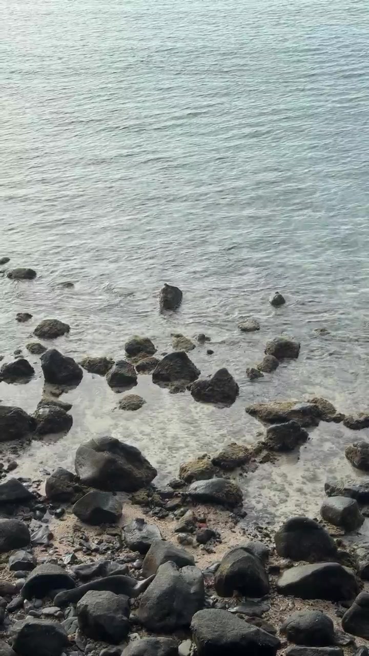 Onde dolci che lambiscono la costa rocciosa