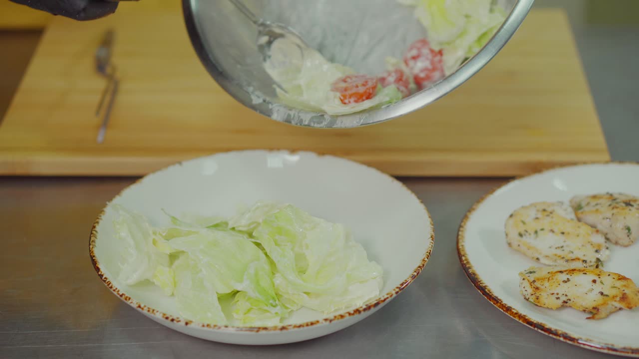 셰프가 카이사르 러드를 준비하고 있습니다.