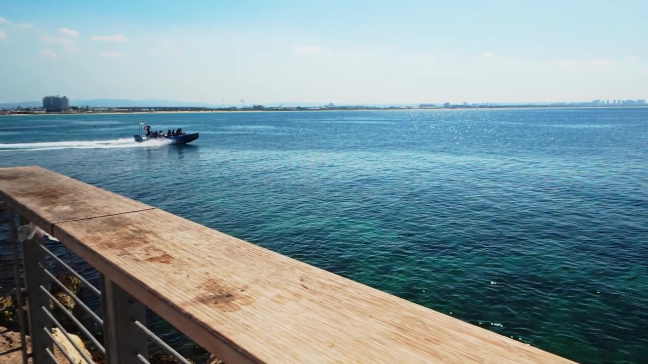 Meereslandschaft von Akko mit Blick auf die Altstadt und Promenade