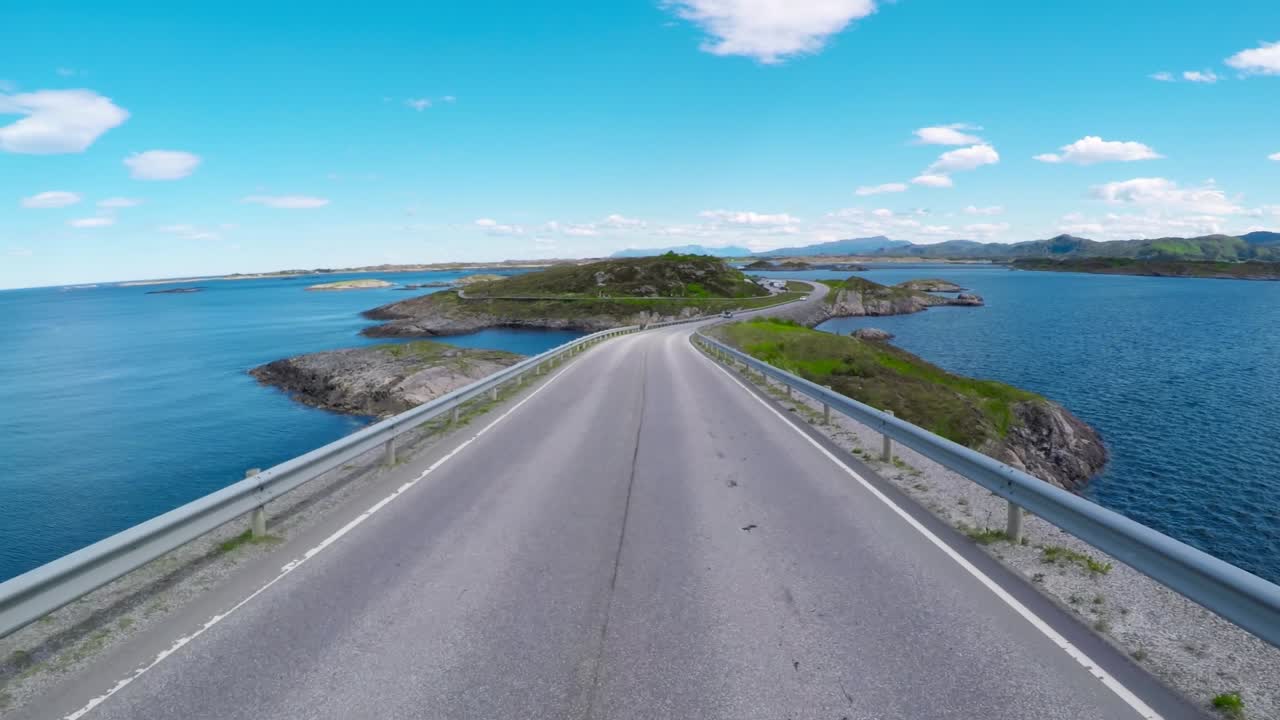 노르웨이의 도로에서 자동차를 운전하는 대서양 도로 또는 대서양 도로 (atlanterhavsveien) 는 (노르웨이의 세기의 건설) 라는 타이틀을 받았습니다.