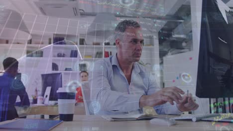 animación de la interfaz infográfica sobre empresario caucásico trabajando en la computadora en el escritorio