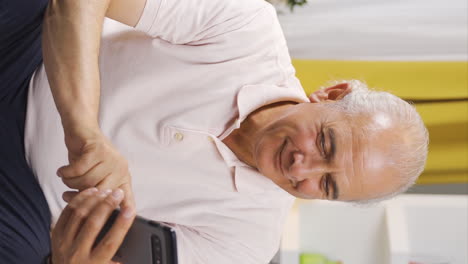 video vertical de un anciano feliz saludando a la cámara.