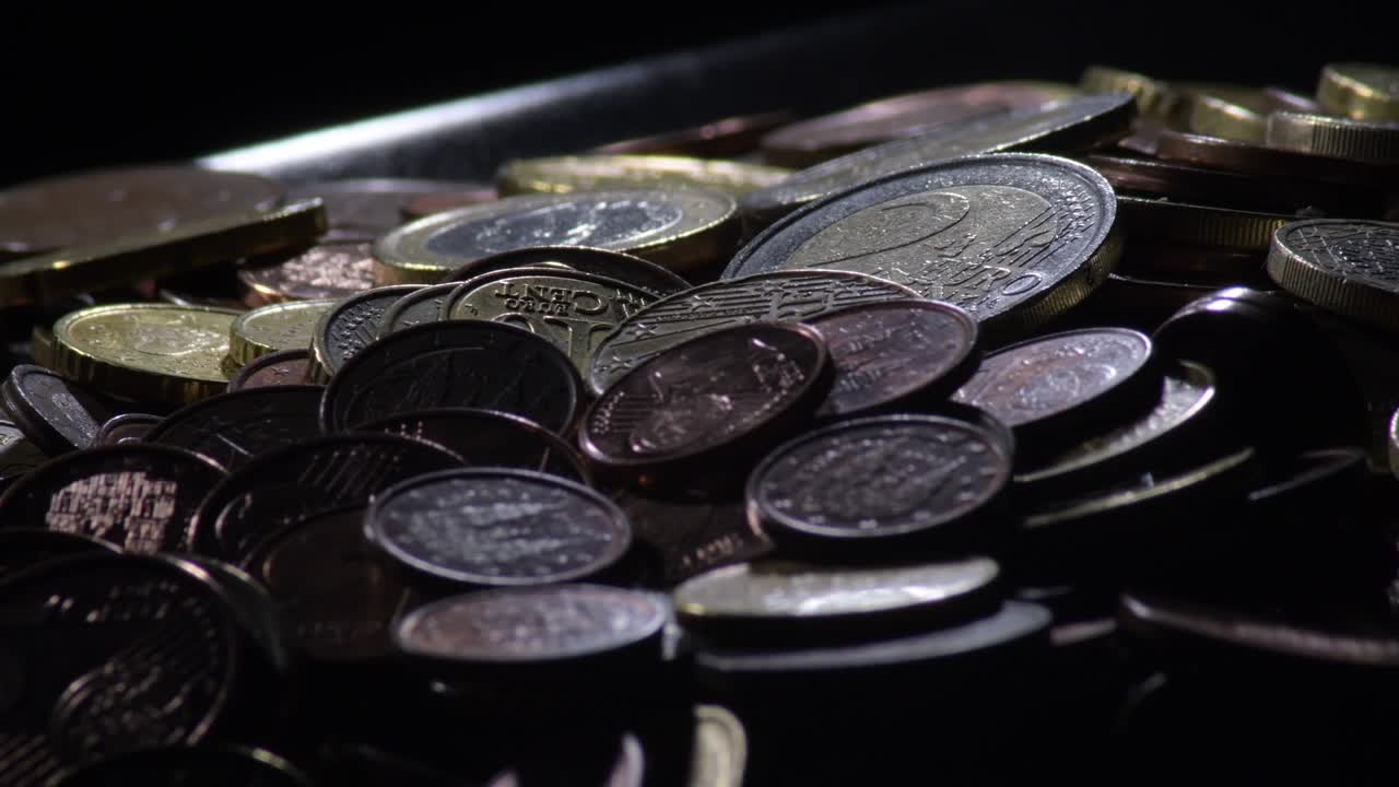 monedas de euro que giran sobre un fondo negro