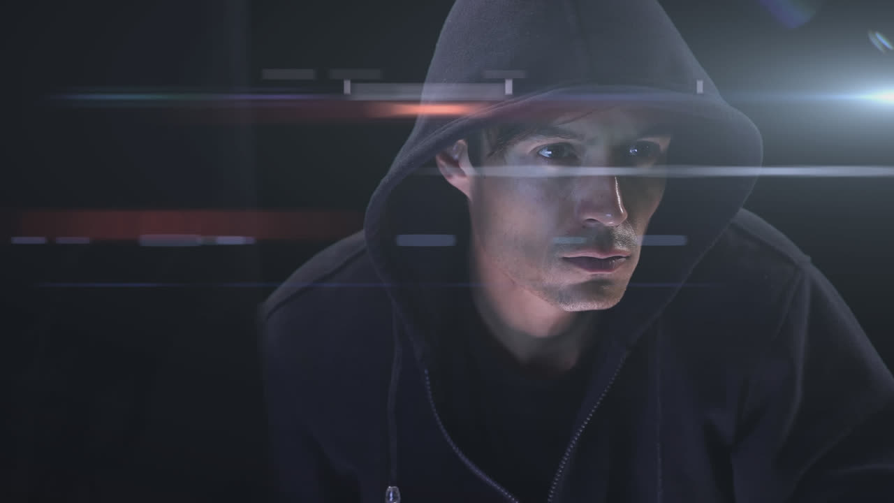 hombre hacker caucásico con capucha con una computadora portátil ober rayos brillantes