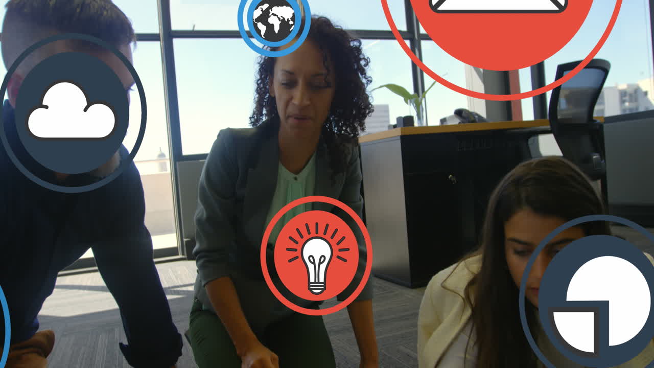 animación de múltiples iconos en círculos sobre diversos compañeros de trabajo discutiendo informes en la oficina