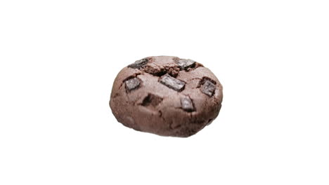 galleta de chocolate oscuro girando sobre fondo blanco, foto de estudio