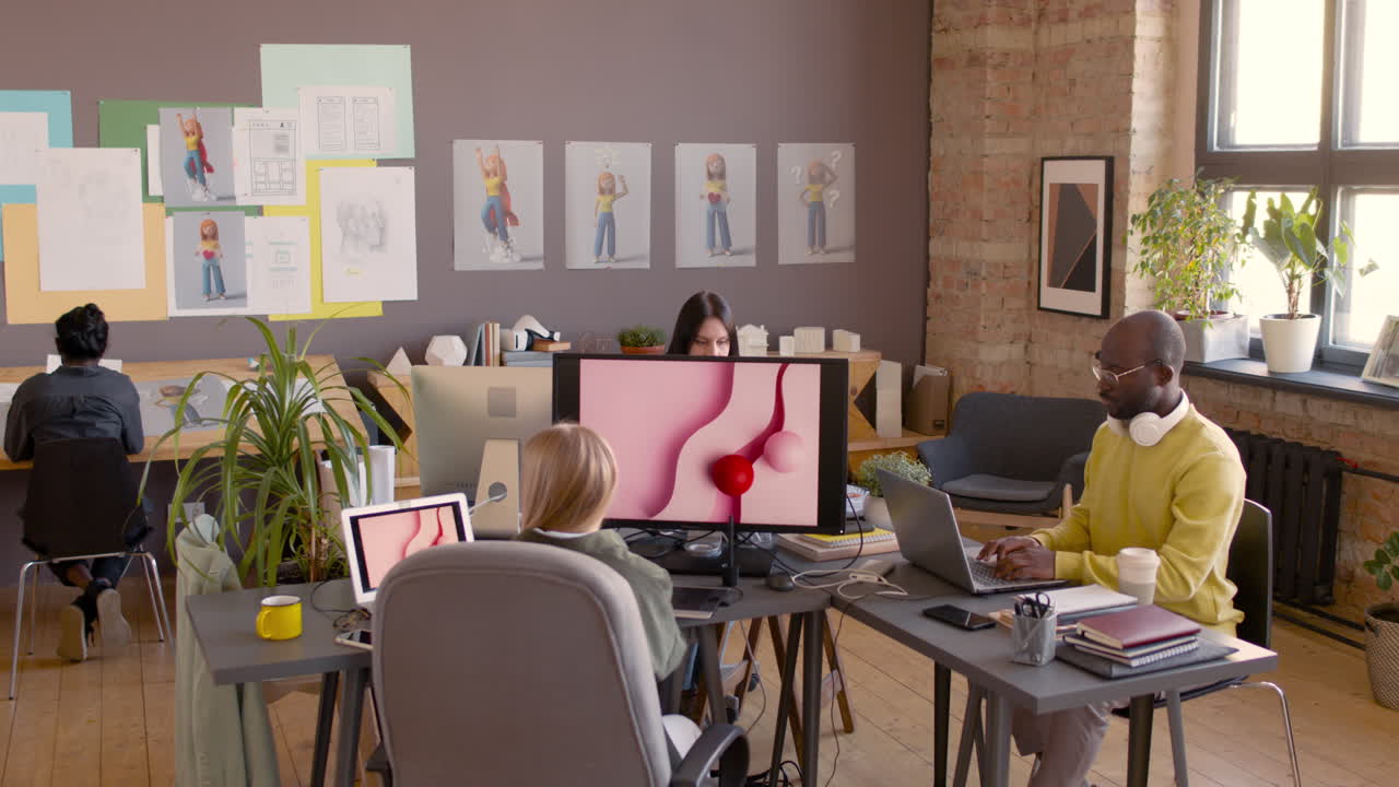 남자는 알아볼 수 없는 젊은 여자와 커피숍에서 비즈니스 미팅을 갖는다