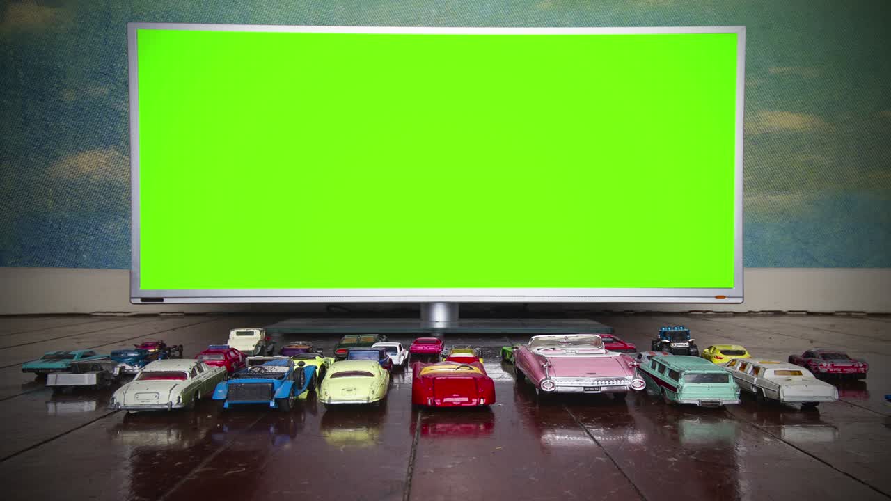 레트로 장난감 자동차는 녹색 화면으로 영화를 운전합니다.