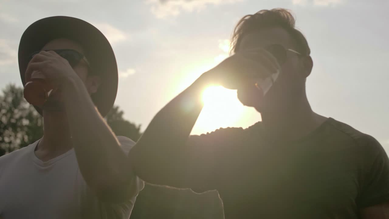 두 친구가 신선한 공기에서 파티를 시작합니다.