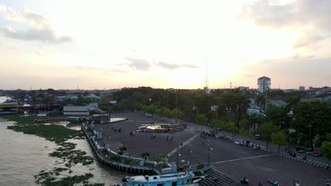 Lugar-De-Destino-Turístico-Cerca-Del-Río-Musi-En-La-Ciudad-De-Palembang,-Vista-Aérea-Hacia-Atrás