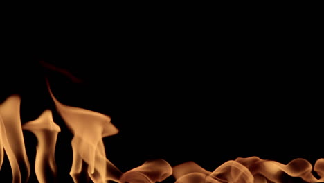 Línea-De-Textura-De-Llamas-De-Fuego-Ardiente-Aislada-Sobre-Fondo-Negro