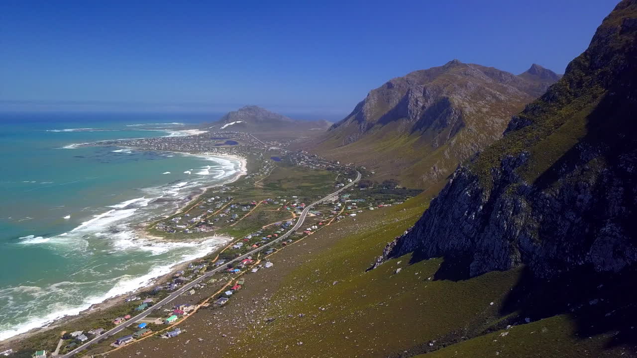바다와 해안은 완벽한 조화를 이루고 있습니다.