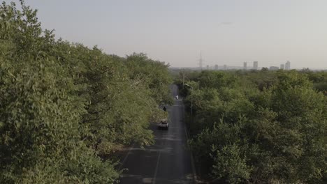 Vista-Aérea-De-La-Conducción-De-Motocicletas-En-La-Carretera-Rural-En-El-Bosque