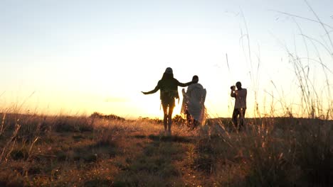 Chica-Bailando-Hasta-El-Amanecer-En-El-Campo-De-Hierba-Con-Otras-Dos-Personas